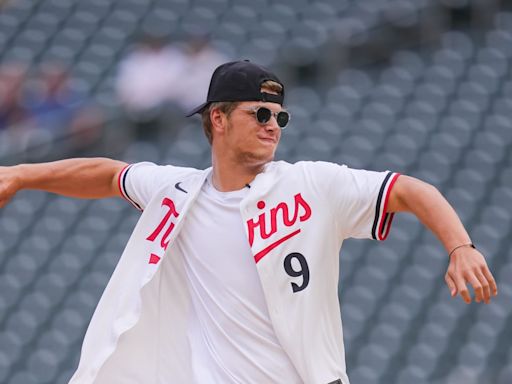 Watch: Wildly inaccurate first pitches by J.J. McCarthy, Dallas Turner