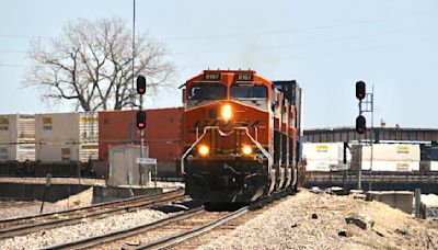 BNSF bridge at Fort Madison, Iowa, reopens after barge strike - Trains