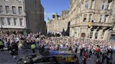 Miles de escoceses despiden en profundo silencio a Isabel II