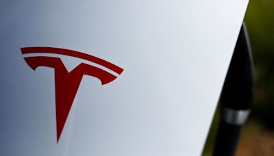 Tesla suspende los pedidos del Cybertruck básico y se centra en los modelos de gama alta Por Investing.com