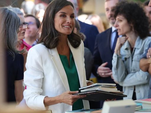 Cómo han cambiado los looks de la reina Letizia en la Feria del Libro de Madrid a lo largo de los años