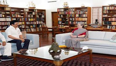 Stalin meets Sonia in Delhi, describes it as a courtesy call