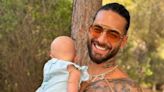 Maluma se convierte en el tierno estilista de su hija, Paris, para celebrar sus cuatro meses