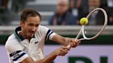 Medvedev ganó y sigue adelante en Roland Garros, pero Machac jugó un partidazo y se llevó una ovación
