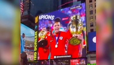 Chilenos arruinan el banderazo argentino en el Times Square con foto de Alexis - La Tercera