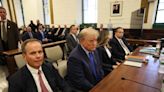 Irritado y molesto, Trump asiste al primer día de su juicio por fraude en Nueva York