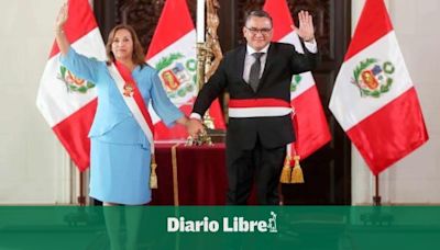 La presidenta de Perú nombra a su sexto ministro del Interior en año y medio de gestión