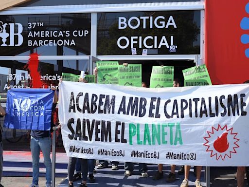 Plataformas ecologistas vandalizan la tienda de la Copa del América de Vela de Barcelona