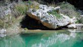 Uno de los pueblos más bonitos y desconocidos de España: frondosos valles, grutas de manantiales y un castillo medieval