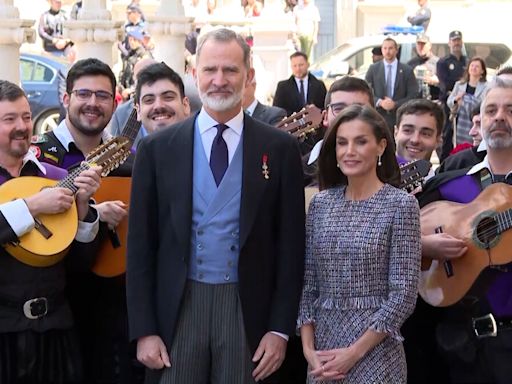 Los Reyes, aclamados por la multitud y recibidos por la tuna en el Premio Cervantes