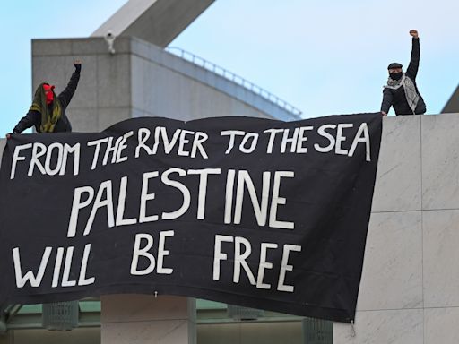 Unos manifestantes propalestinos protestan desde el techo del Parlamento australiano