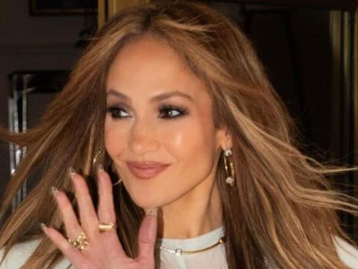 Jennifer Lopez irradia elegancia con este 'look' con transparencias