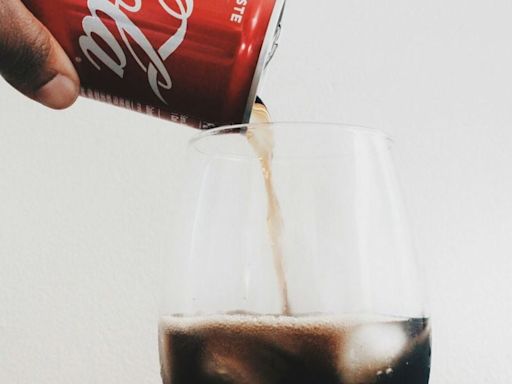 Cuántas cucharadas de azúcar hay en cada lata de Coca Cola - La Tercera