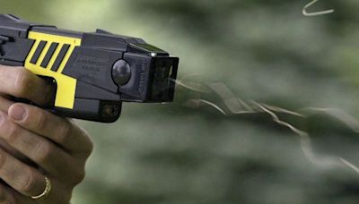 Como las policías de Finlandia y Canadá: Gore de Santiago comprará pistolas Taser para gendarmes de la Cárcel de Alta Seguridad - La Tercera