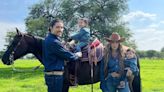 En compañía de sus hijas, Alex Fernández celebra a su mujer en el rancho familiar