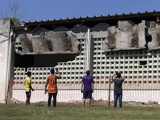 Após três meses do desabamento de muro, alunos da UFRJ seguem sem espaço para estudar e com parte do edifício interditado