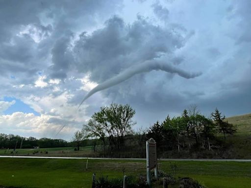 1 person killed, 22 homes destroyed in tornado near Westmoreland, Kansas on Tuesday