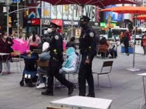 3 slashed, 1 pepper -sprayed & bitten overnight as Times Square sees uptick in assaults - Times of India