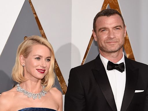 Los hijos de Naomi Watts ya dominan la alfombra roja junto a su padre, Liev Schreiber: con 15 y 17 años