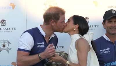 El momento en el que Meghan Markle quita a una mujer del lado del príncipe Harry en una foto