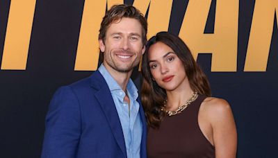 Glen Powell and Adria Arjona Had 'Crazy' Rashes During “Hit Man” Sex Scenes Because of a Bathtub Mishap