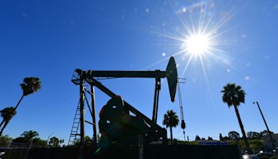 Oil prices pare strong gains, stocks waver on Middle East worries