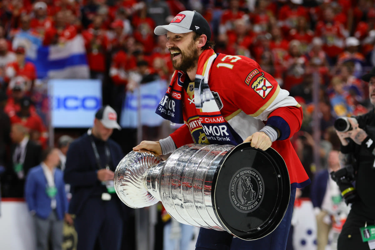 Ex-Sabres Star Uses Stanley Cup While Golfing