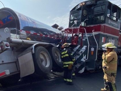 Seguridad en Jalisco: Colapsa tráfico choque entre un tren y tráiler en Lázaro Cárdenas