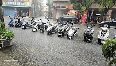 影/淹半個輪胎高！新北永和道路秒變滑水道 民眾驚疑：排水工程做好多次了