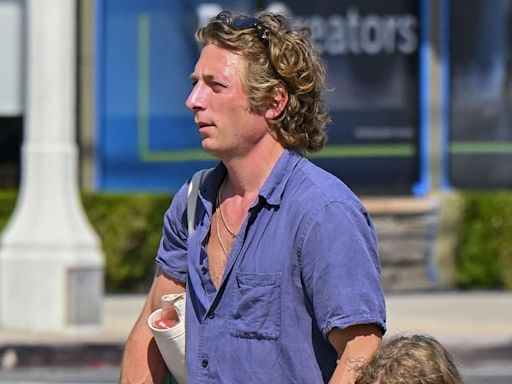 Jeremy Allen White spends time with daughters Ezer and Dolores