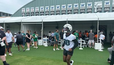 Eagles Rookie Appears To Be Leading Pack To Start, Earns Praise From Vic Fangio