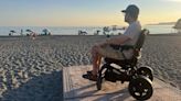 Marcelino, con esclerosis múltiple y sin poder entrar a la playa de Salobreña, Granada: "Es imposible"