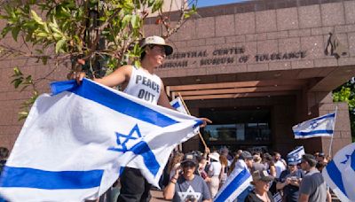 Feds investigating violence during pro-Palestinian protest outside Los Angeles synagogue