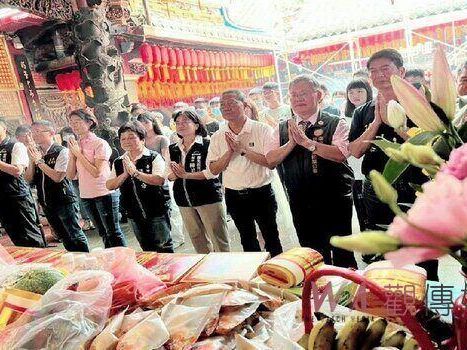 獻狀元糕祝高分上榜！中市觀旅局攜手糕餅公會 辦「魁星糕照」為考生祈福