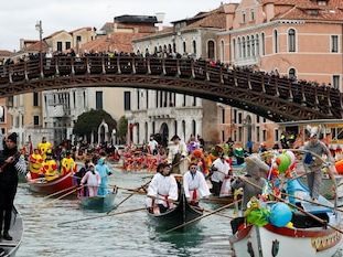 Una turista se cae a uno de los canales de Venecia, el dueño de una pizzería se tira al agua y le salva la vida: “Los niños gritaban y me lancé”