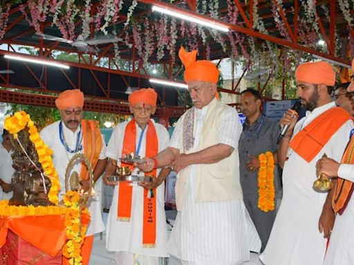 LG Manoj Sinha flags off first batch of Amarnath Yatra from Jammu base camp; over 4K pilgrims depart