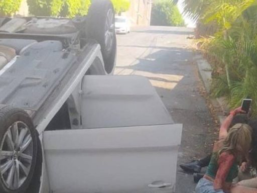 Mujeres sufren accidente en Cuernavaca y terminan tomándose una selfie. Sí, heridas y junto a su auto volcado
