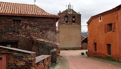 El impresionante pueblo rojo que está a menos de dos horas de Madrid y tiene una preciosa iglesia de estilo romano