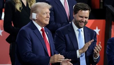 Con parche en la oreja, Trump reaparece en Convención Republicana tras atentado