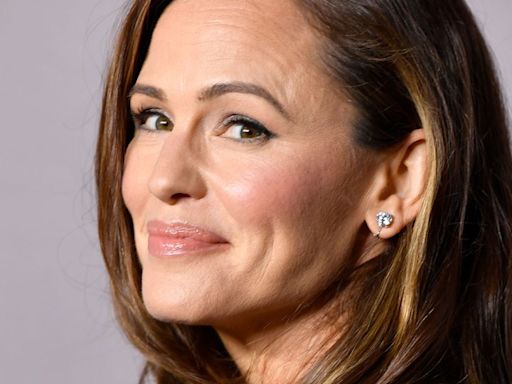 Jennifer Garner Shares Recipe Video for Her Movie Set Smoothie (While in Costume)