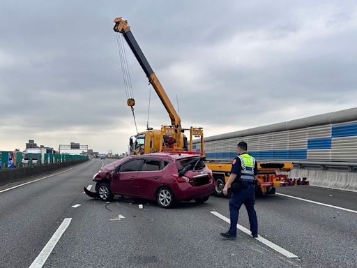 真相大白！小轎車國2大湳段「烏龜翻」 原來是鬼切車害的