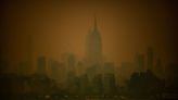 En fotos: humo, cielo naranja y el regreso de los cubrebocas en Nueva York por los incendios en Canadá