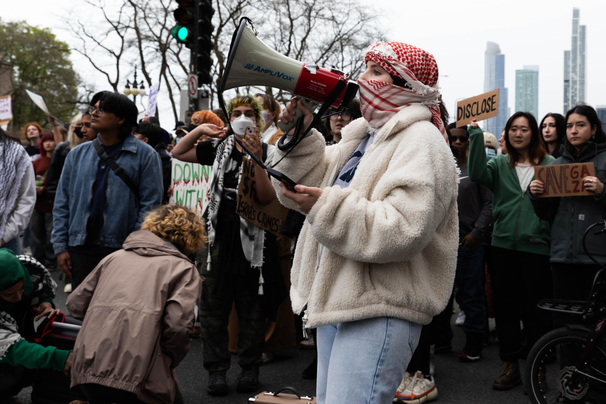 Students march, block traffic in downtown Chicago to call attention to war in Gaza