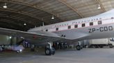 Develan avión restaurado de extinta aerolínea paraguaya en honor a Pecci