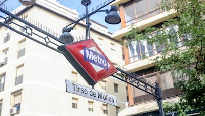 Muere un hombre arrollado por el metro después de bajar a las vías para orinar en Tirso de Molina, Madrid
