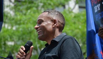 US Senate hopeful Hill Harper hosts Dave Chappelle for comedy fundraiser in Detroit