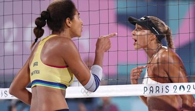 Surrealista: la acalorada discusión en la final del beach vóley en París 2024 que no pasó a mayores gracias al DJ del estadio