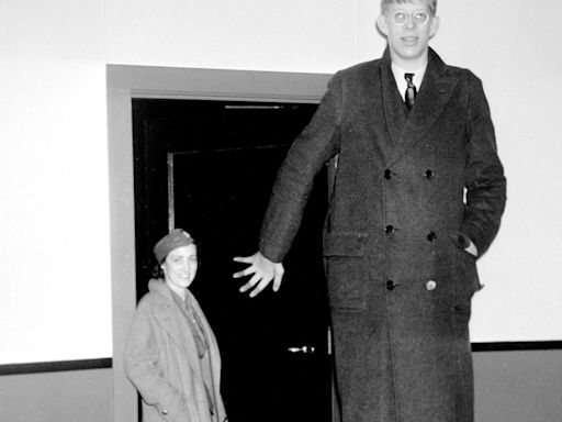 Tragic tale of world's tallest man at 8ft11 - before he met his end at 22