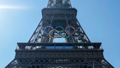 París 2024: la Torre Eiffel ya luce los cinco anillos olímpicos
