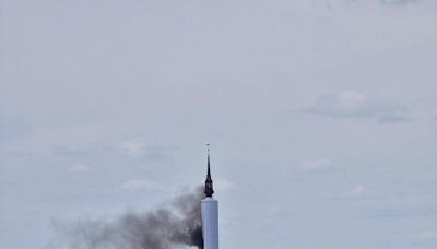 Francia: un incendio afectó a la aguja de la catedral medieval de Notre Dame en Rouen